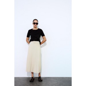 Midi skirt with a high waist and tonal belt. Zip closure.